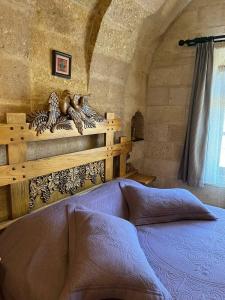 于尔居普Kayhan Cave Villa的卧室配有床和书架