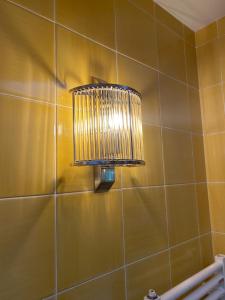 阿纳卡普里Villa Sain Charming Suite的浴室的瓷砖墙壁上设有灯饰