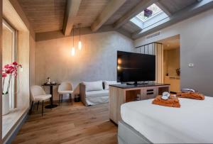 蒙蒂恰诺La Locanda di Petriolo的一间酒店客房,配有一张床和一台电视