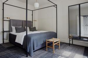 哥本哈根Hotel Danmark by Brøchner Hotels的一间卧室配有一张大床和一张桌子