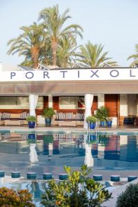 马略卡岛帕尔马博尔题索尔酒店＆餐厅的前面有一个游泳池的酒店