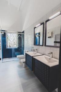 库埃瓦斯德拉尔曼索拉Casa del Canto, Calapanizo的一间带两个盥洗盆和卫生间的浴室