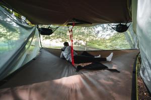 马里博尔Tents resort Posestvo SONČNI RAJ的一对夫妇坐在帐篷里