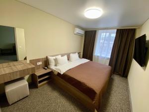 波尔塔瓦Yavir的酒店客房设有一张床和一个大窗户