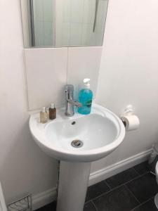 CranfordSelf-contained Studio near Heathrow - 77VFR1的浴室设有白色水槽和镜子