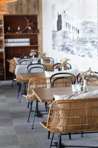 赫马万山区中心STF赫玛万斯酒店的餐厅里一排桌椅