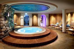 埃尔毛伊尔玛因提洛尔运动酒店的一间健康室,内设按摩浴缸