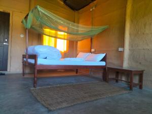 BhurkīāNamaste Bardiya Resort的配有蚊帐的客房内的一张床位