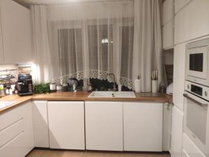 谢米亚蒂切Pod Skrzydłami Podlasia的白色的厨房设有水槽和窗户