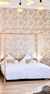 慕尼黑Puro-Design-Apartment Deluxe - very central的卧室配有白色床和花卉壁纸