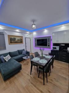 雅典Luxury apartment in Sepolia的客厅配有沙发和桌子