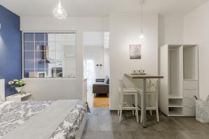 塞萨洛尼基NAVA Apartment in the center of Thessaloniki的一间卧室配有一张床、一张桌子和一张桌子