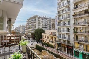 塞萨洛尼基NAVA Apartment in the center of Thessaloniki的阳台享有建筑景观。