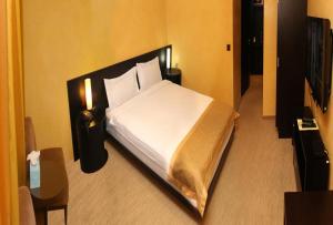 乌兰巴托乌尔古酒店的一间卧室,卧室内配有一张大床