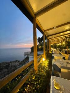 弗洛里Fico D'India Relais的晚上则设有一间享有海景的餐厅