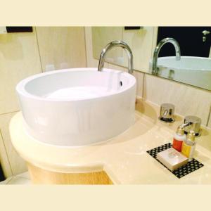 乌兰巴托乌尔古酒店的浴室设有白色水槽和镜子