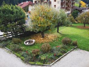 奥蒂塞伊Molignon - Ortisei - Val Gardena的享有种满树木和鲜花的花园的空中景致