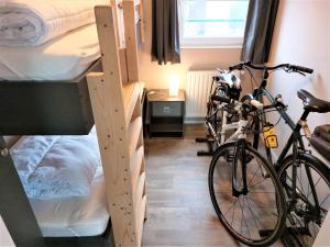 克诺克－海斯特Luxe cottage met fietsen, airco & infrarood cabine的带两张双层床和自行车的房间