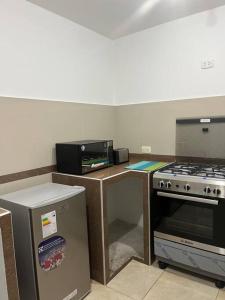 伊察Departamento en Ica的厨房配有炉灶和微波炉。