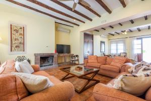 丰特-德彼德拉Casa Rural Aire的带沙发和壁炉的客厅