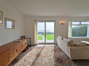 博格诺里吉斯11 Shorecroft, Aldwick的带沙发和大窗户的客厅