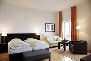 塞斯豪普特阿尔特波斯特塞瑞思德酒店的酒店客房,设有两张床和一张沙发