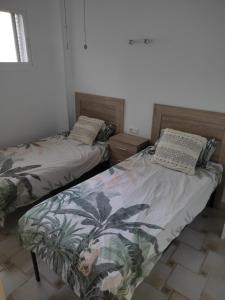阿瓜杜尔塞Aguadulce playa的双床间设有2张单人床。