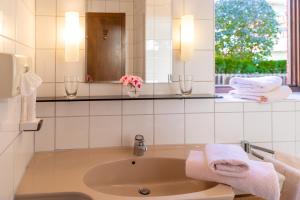 基茨比厄尔Gästehaus Johanna的浴室配有盥洗盆、镜子和毛巾