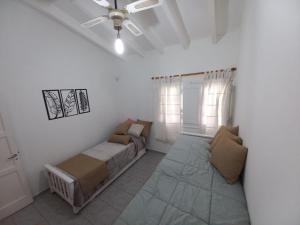 门多萨H125 - Complejo Mendoza的一间卧室配有一张床和吊扇
