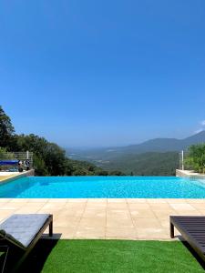 GranaceVilla U Tramontu的山景游泳池