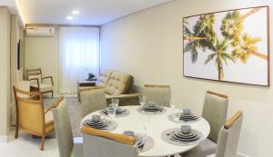 伊瓜苏Apartamento completo - Vila A的一间配备有白色桌椅的用餐室