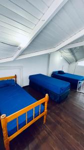 邦比尼亚斯Residencial Morro Macaco Apartamentos的一间设有两张床铺的客房,位于一个天花板上