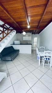 邦比尼亚斯Residencial Morro Macaco Apartamentos的客厅设有楼梯和桌椅