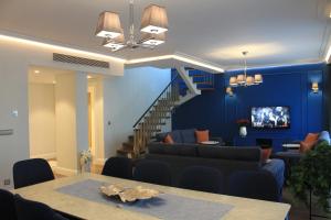 伊斯坦布尔Garlon Residence的带沙发和蓝色墙壁的客厅