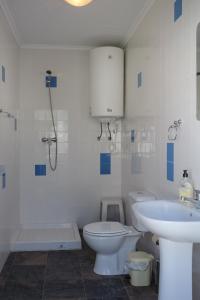 CampinhoA Janela do Alentejo的一间带卫生间和水槽的浴室