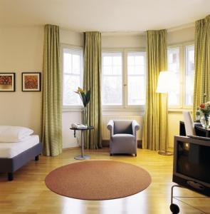 塞斯豪普特阿尔特波斯特塞瑞思德酒店的一间带床和电视的客厅