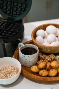 布恩The Wanderer Guesthouse的鸡蛋和咖啡的盘子