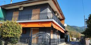 斯特拉托尼奥Cosy house Stratoni Chalkidiki 300m from beach的一座黑色和橙色的建筑,设有阳台