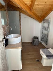 里科索翁Villa Argyro的一间带水槽和卫生间的浴室