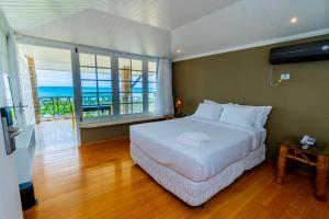 马塞约Pratagy Acqua Park Beach All Inclusive Resort的一间卧室设有一张床,享有海景