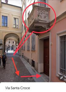 维杰瓦诺Emma Home adiacente alla Piazza Ducale的沿着建筑物旁边的街道走的人