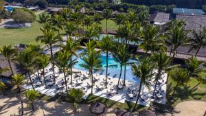 曼加拉蒂巴普托贝罗度假村和旅行酒店的棕榈树度假村泳池的空中景致