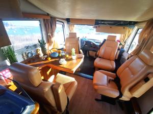 波尔蒂芒Rent a BlueClassics 's Campervan AUTOSTAR in Algarve au Portugal的享有带桌椅的大道的内部景致