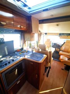 波尔蒂芒Rent a BlueClassics 's Campervan AUTOSTAR in Algarve au Portugal的一间带炉灶的厨房