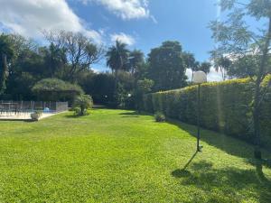 科连特斯casa-quinta cerca de corrientes y santa ana的草上带 ⁇ 和灯的花园