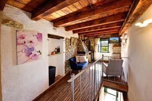 莫托文Villa Luna的客厅设有木制天花板和带椅子的楼梯。