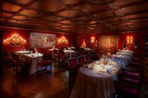 科涅米瑞蒙蒂酒店的一间设有白色桌椅和红色墙壁的餐厅