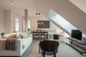 坎加斯-德奥尼斯El Prau de Mito的一间带白色沙发的客厅和一间用餐室