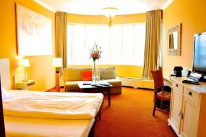 布拉格优雅酒店的酒店客房设有床和客厅。