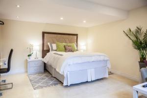 当达斯Nature Oasis Mar Suite的一间卧室配有一张带绿色枕头的大床